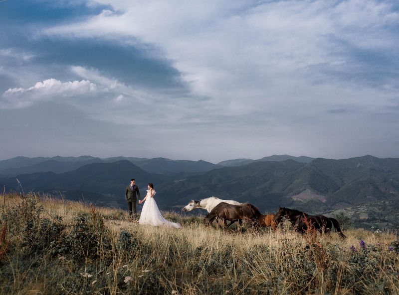 Vidéaste de mariage à la montagne